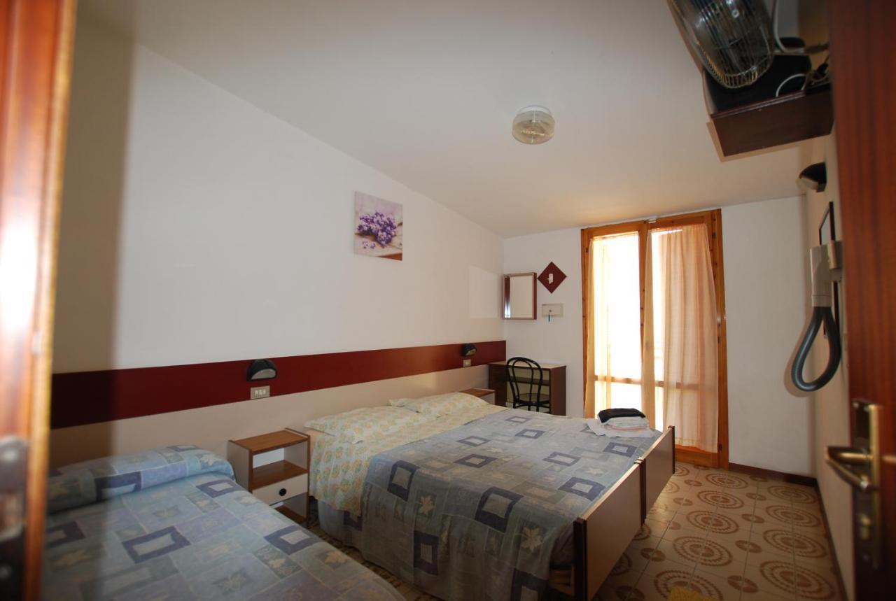 Hotel Cesari Rimini Esterno foto