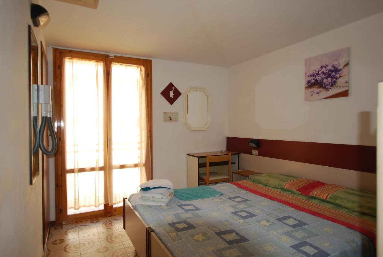 Hotel Cesari Rimini Esterno foto