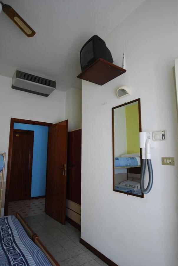 Hotel Cesari Rimini Esterno foto